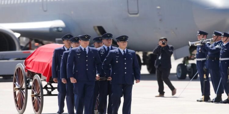 El féretro del expresidente Piñera llega a Santiago y es recibido con honores por Boric