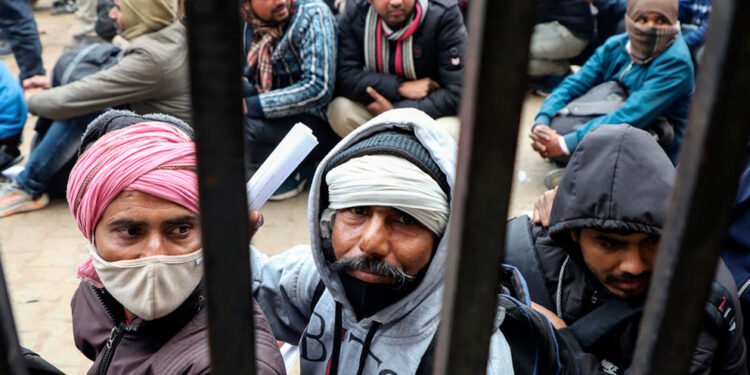 Miles de trabajadores indios buscan empleo en Israel en plena guerra