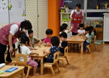 Nacimientos en Japón alcanzan un nuevo mínimo; cada vez menos parejas se casan