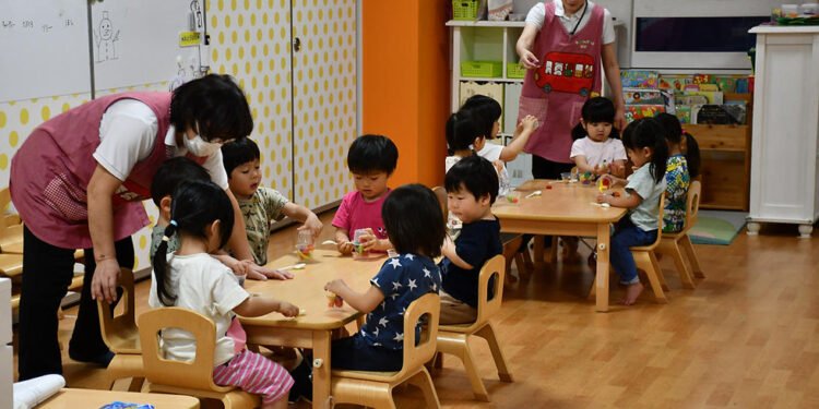 Nacimientos en Japón alcanzan un nuevo mínimo; cada vez menos parejas se casan