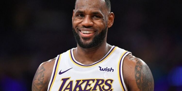 LeBron quiere más de US$100 millones para renovar o se iría