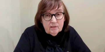 Rusia amenaza madre de Navalni con enterrar cadáver en la cárcel