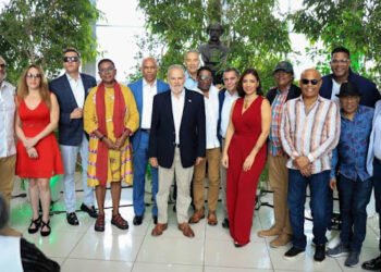 Medio Ambiente reconoce a varios artistas por respaldo al Plan Nacional de Reforestación