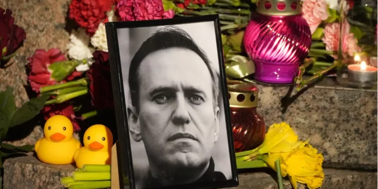 La familia de Navalni presenta demanda para que le entreguen el cuerpo del opositor ruso