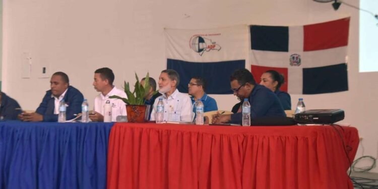 Profesores amenazan con paralizar docencia por 48 horas en Santiago