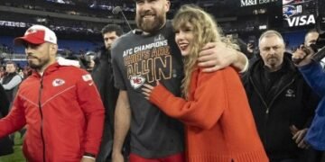 Taylor Swift aterriza en Los Ángeles en la víspera del Super Bowl, tras su show en Tokio