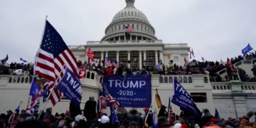 Una jueza pospone sin fecha el juicio federal a Trump por asalto