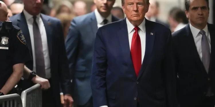 Fiscales piden a juez imponer orden mordaza contra Trump