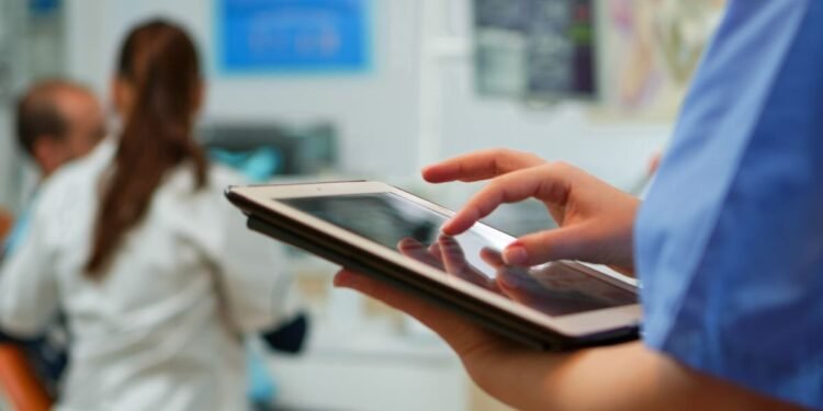 84% de hispanos utilizan tecnología para monitorear su salud