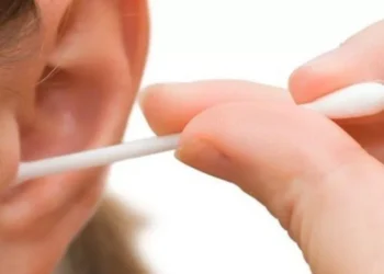 Eliminar cera con hisopos para limpiar los oídos puede ser perjudicial, aseguran expertos médicos