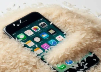 Apple recomienda evitar meter el iPhone en arroz si se moja y dejarlo secar al aire libre