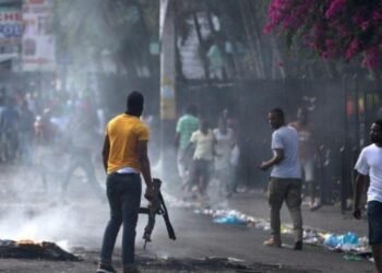 Pandillas matan a cuatro policías y queman dos comisarías en Haití