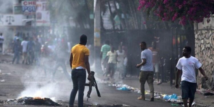 Pandillas matan a cuatro policías y queman dos comisarías en Haití
