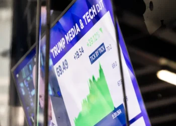 La red social de Donald Trump se dispara un 54 % en su primer día en bolsa