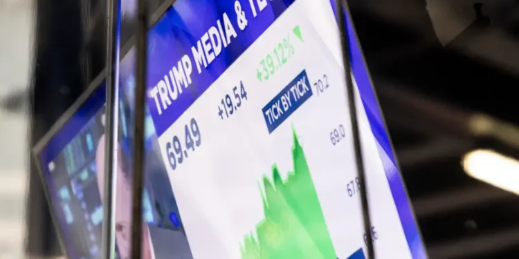 La red social de Donald Trump se dispara un 54 % en su primer día en bolsa