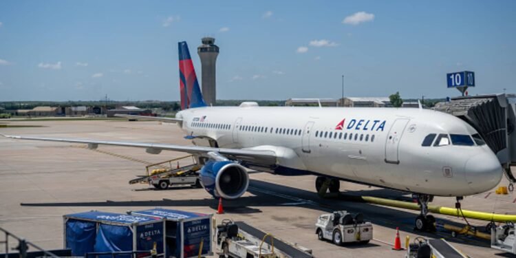 Delta Airlines aumenta las tarifas de cargo por maletas
