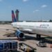 Delta Airlines aumenta las tarifas de cargo por maletas