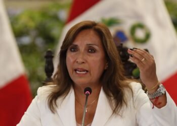 Piden destitución de presidenta de Perú por acusaciones sobre enriquecimiento ilícito