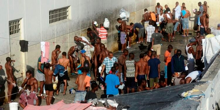 Presos deben pagar entre 500 y 1,500 pesos semanales por el uso de una cama en La Victoria