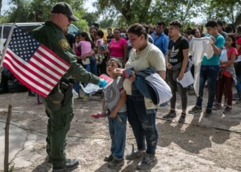 Juez desestima la demanda contra programa migratorio humanitario de Biden para 4 países