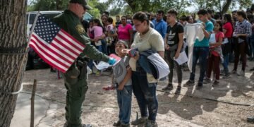 Juez desestima la demanda contra programa migratorio humanitario de Biden para 4 países