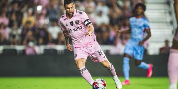 Lesión muscular de Leo Messi podría complicar su presencia con la selección argentina