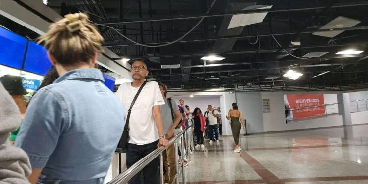 Pasajeros se quejan de retrasos de vuelo de JetBlue