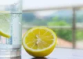 ¡Beber agua con limón todos los dias con el estómago vacío tiene beneficios increíbles! ¿Lo sabias?