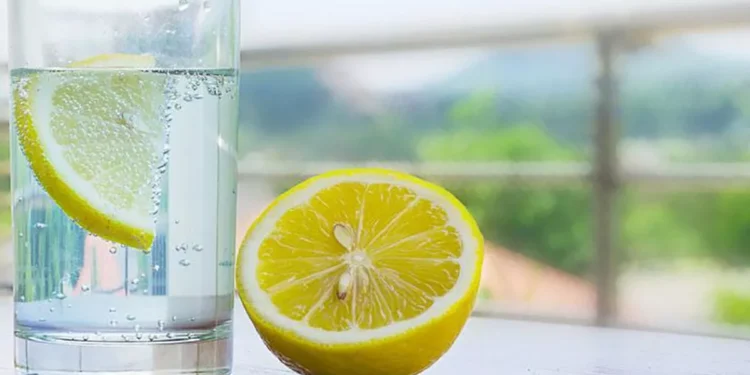 ¡Beber agua con limón todos los dias con el estómago vacío tiene beneficios increíbles! ¿Lo sabias?