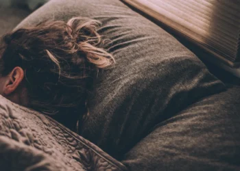 Por qué dormir bien es un gran protector contra el Alzheimer, según estudio