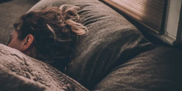 Por qué dormir bien es un gran protector contra el Alzheimer, según estudio