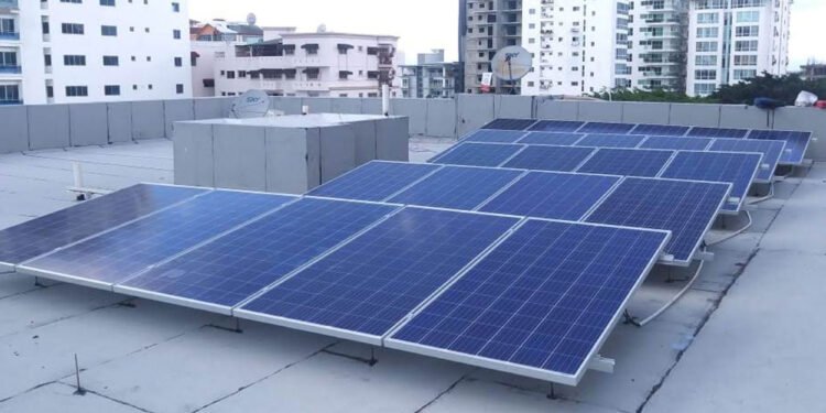 Economista advierte no se puede crear negocio con incentivos paneles solares