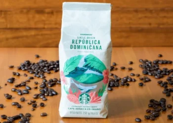 Starbucks presenta nuevo empaque de su café de origen dominicano.