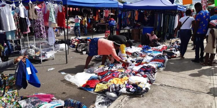 Vendedores de la Pulga denuncian extorsión a compañeros haitianos