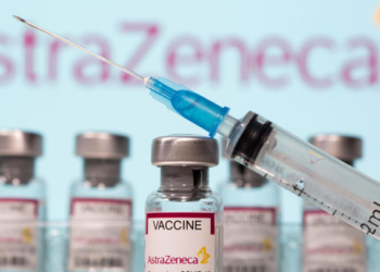 Ordenan a AstraZeneca revelar datos sobre casos de trombosis posiblemente vinculados con su vacuna anticovid