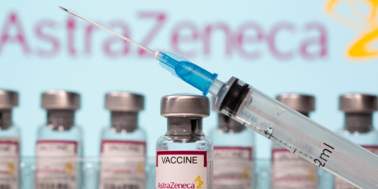 Ordenan a AstraZeneca revelar datos sobre casos de trombosis posiblemente vinculados con su vacuna anticovid