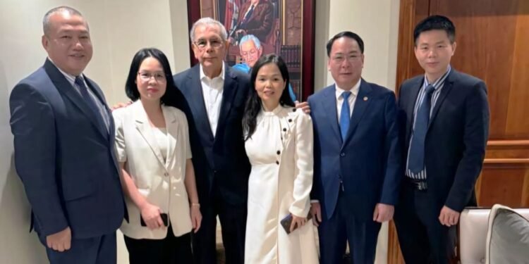 Delegación de Vietnam gira visita al expresidente Danilo Medina, presidente del PLD