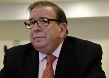 La oposición venezolana ratifica al diplomático Edmundo González como candidato contra Maduro