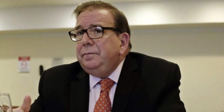 La oposición venezolana ratifica al diplomático Edmundo González como candidato contra Maduro