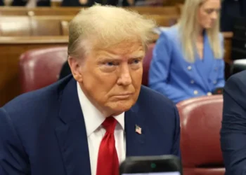 Los abogados de Trump intentan desacreditar el testimonio del primer testigo de la fiscalía en el juicio por dinero secreto