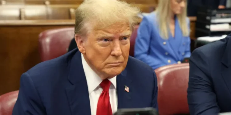 Los abogados de Trump intentan desacreditar el testimonio del primer testigo de la fiscalía en el juicio por dinero secreto