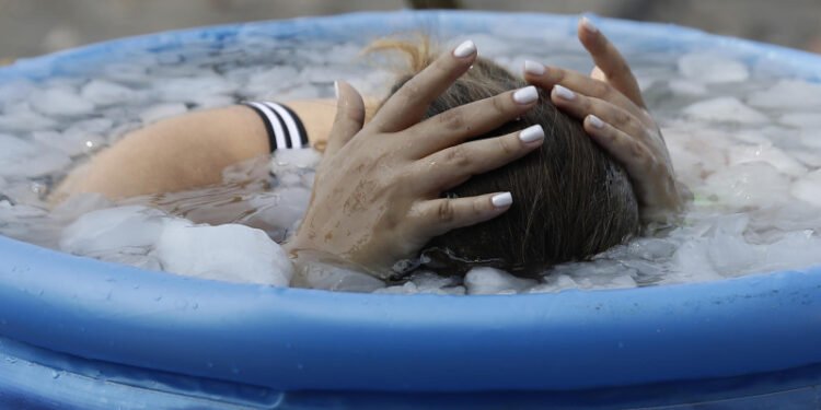 Inmersión en hielo, la novedosa experiencia en El Salvador para mejorar la salud mental