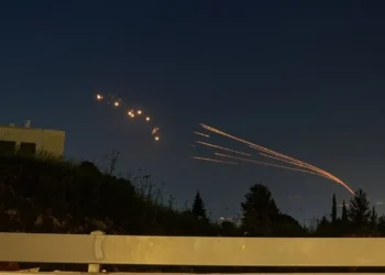 Israel lanza misiles contra Irán en represalia, según funcionarios de EE.UU.