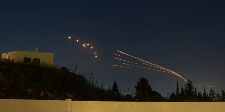 Israel lanza misiles contra Irán en represalia, según funcionarios de EE.UU.