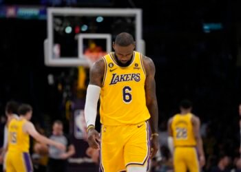 Lakers caen eliminados ante Denver y LeBron deja su futuro en el aire