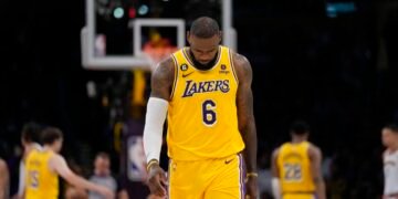 Lakers caen eliminados ante Denver y LeBron deja su futuro en el aire