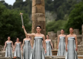 La llama olímpica va rumbo a París 2024 tras ser encendida en Grecia