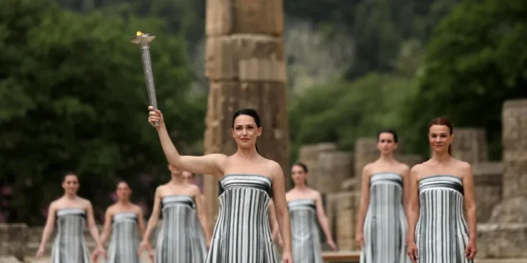 La llama olímpica va rumbo a París 2024 tras ser encendida en Grecia