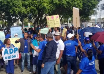 Denuncian Educación canceló a 300 por apoyar protesta ADP