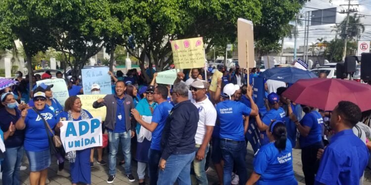 Denuncian Educación canceló a 300 por apoyar protesta ADP